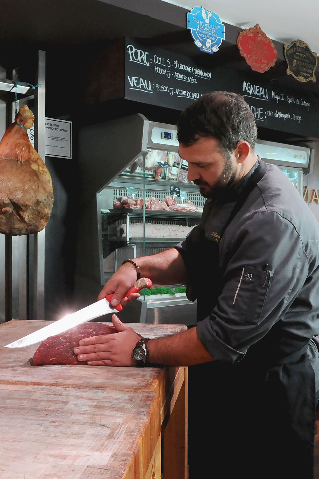 boucherie-2-1 Maison Pouget | Boucherie à Bourg-Madame et Err | Travail de découpe de la viande