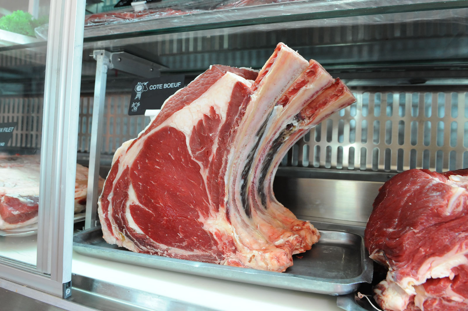 boucherie-9 Maison Pouget | Boucherie à Bourg-Madame et Err | Côte de Boeuf | Viandes locales de qualité